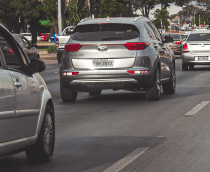 imagem mostra carros numa rodovia movimentada