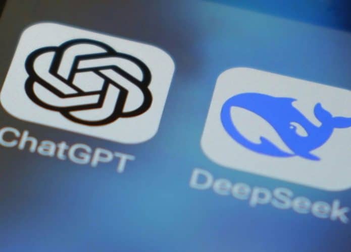Ícones dos aplicativos do ChatGPT e do DeepSeek na tela inicial de iPhone
