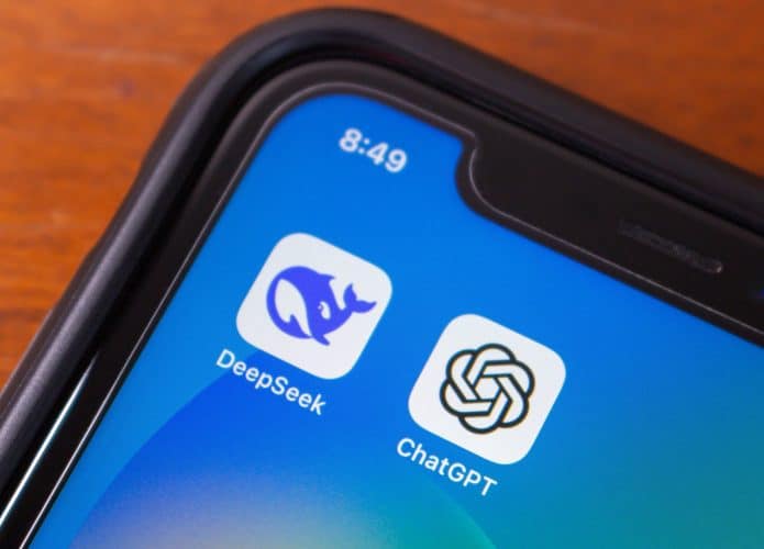Ícones dos aplicativos do DeepSeek e do ChatGPT na tela inicial de um iPhone