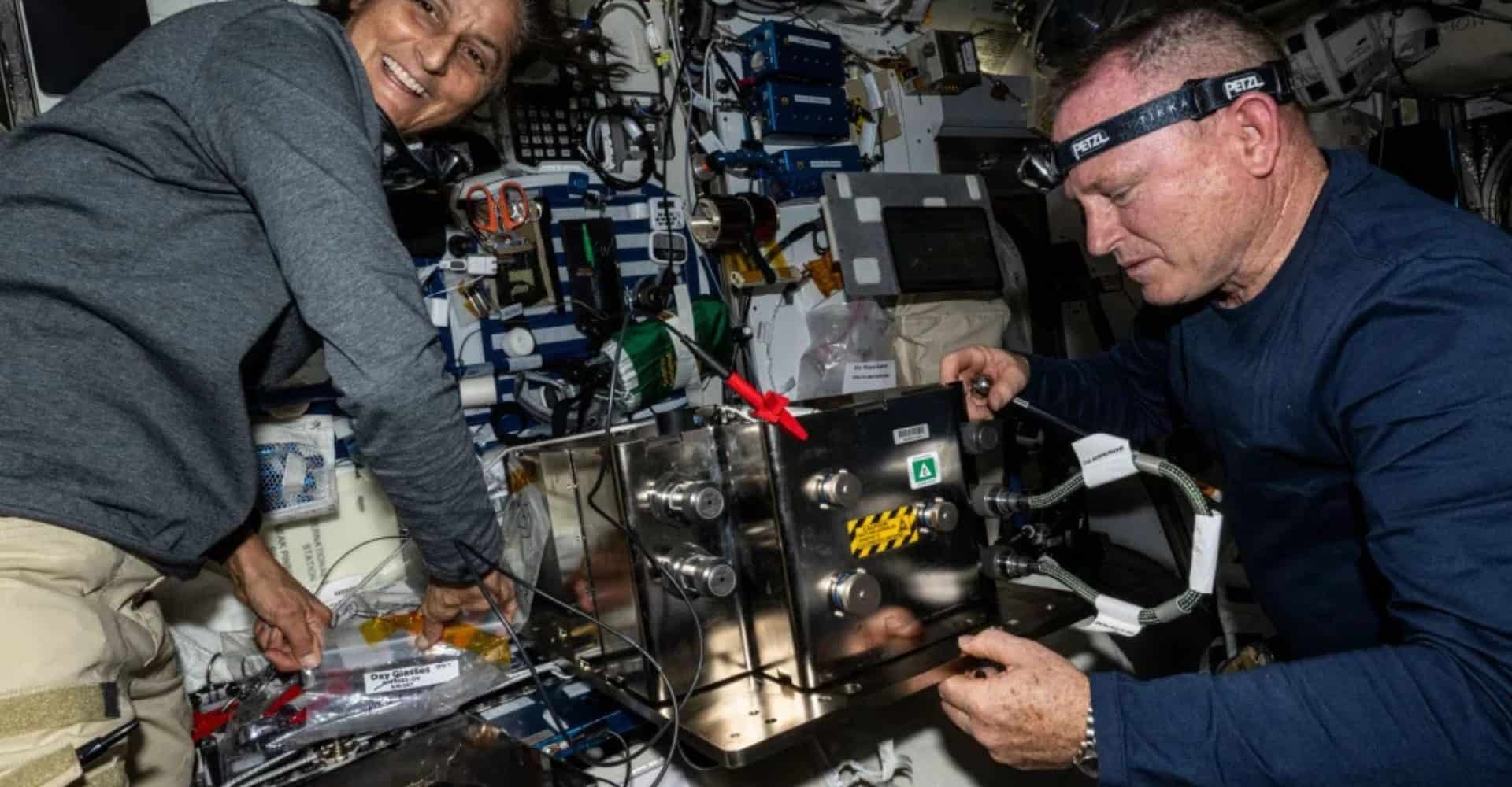 Imagem mostra astronautas presos em estação espacial.