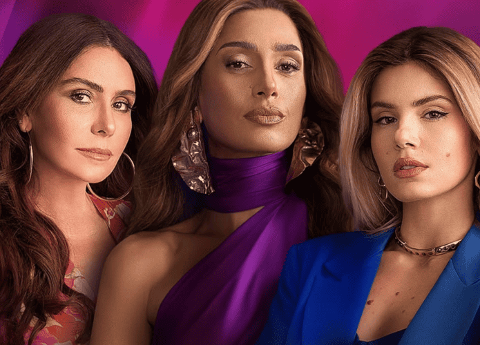 Três mulheres olhando para frente. em um fundo rosa.