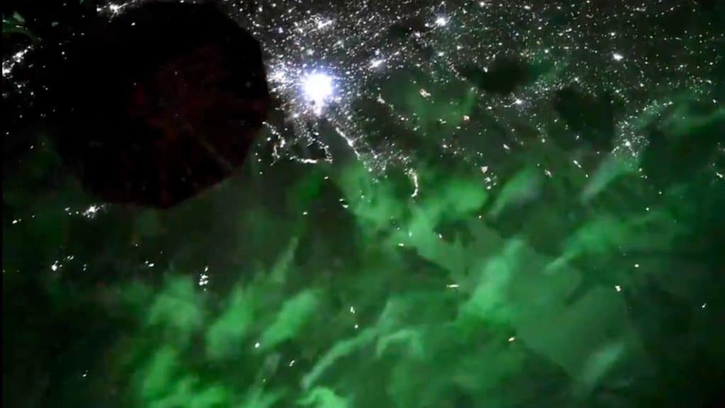 Frame de vídeo gravado por astronauta de aurora boreal verde vista da Estação Espacial Internacional