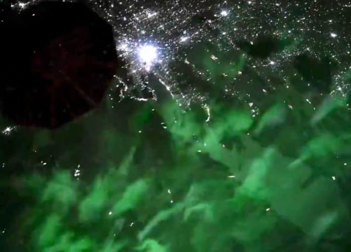 Frame de vídeo gravado por astronauta de aurora boreal verde vista da Estação Espacial Internacional