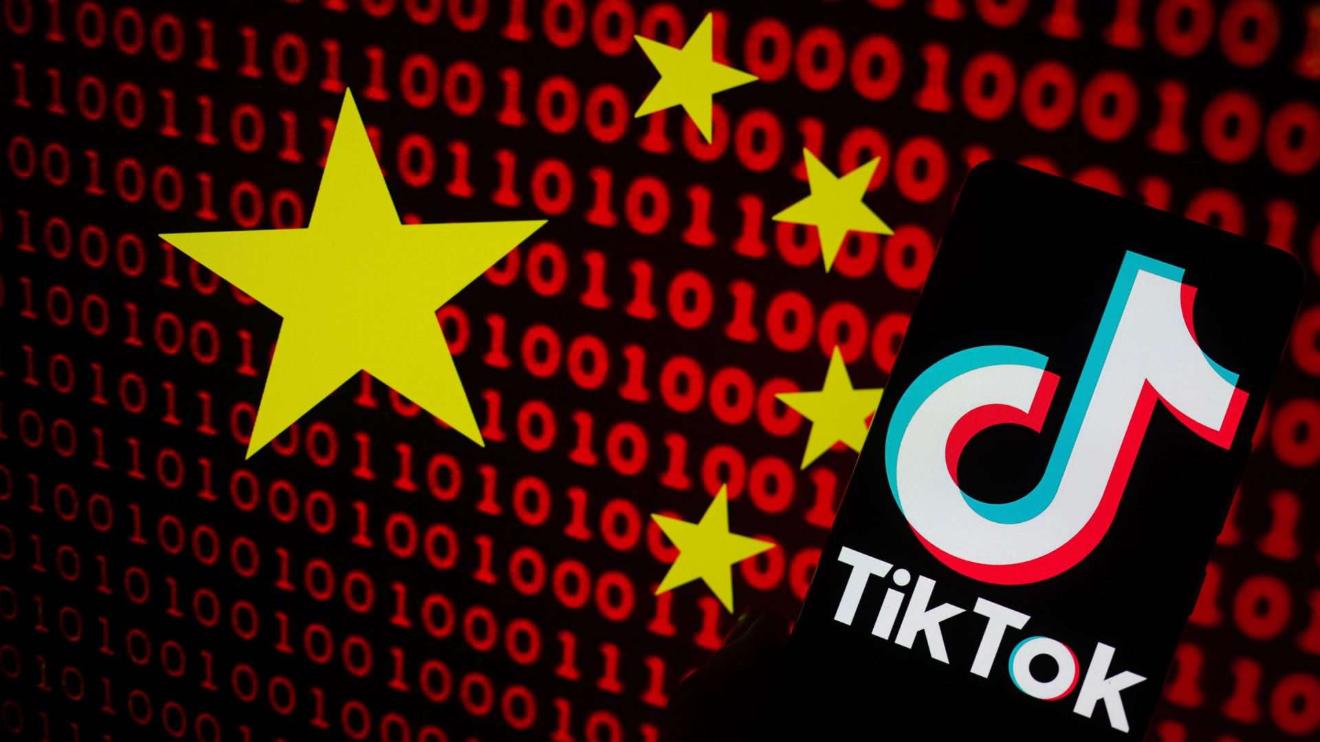 Ilustração que mistura logomarca do TikTok, bandeira da China e sinais binários
