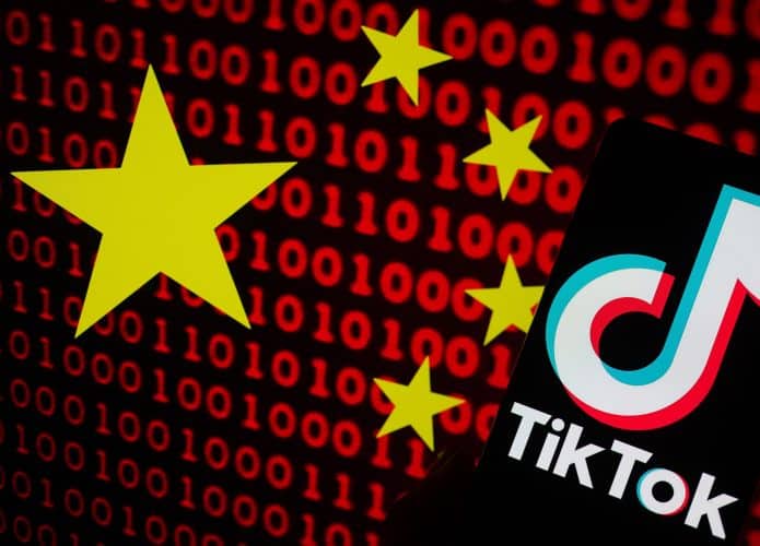 Ilustração que mistura logomarca do TikTok, bandeira da China e sinais binários