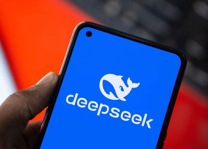 Pessoa segurando celular com logomarca da DeepSeek na tela