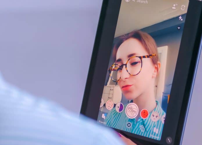 Foto de moça testando filtros para Stories do Instagram