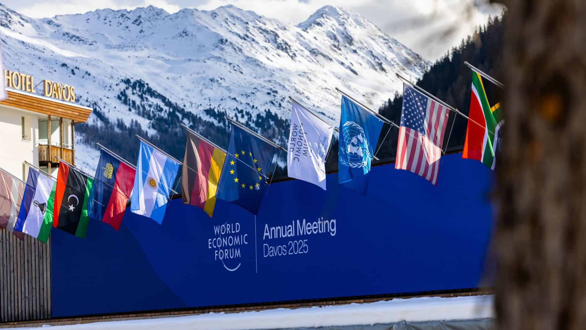 Bandeiras de países sobre fachada do Fórum Econômico Mundial realizado em Davos em 2025
