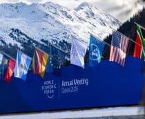 Bandeiras de países sobre fachada do Fórum Econômico Mundial realizado em Davos em 2025