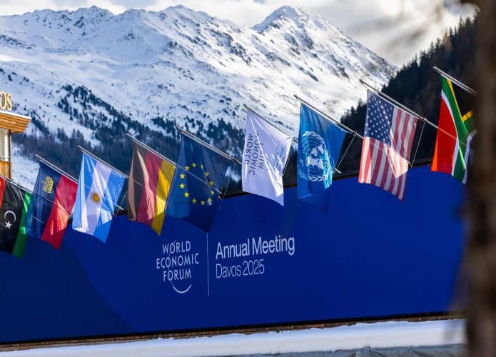 Bandeiras de países sobre fachada do Fórum Econômico Mundial realizado em Davos em 2025