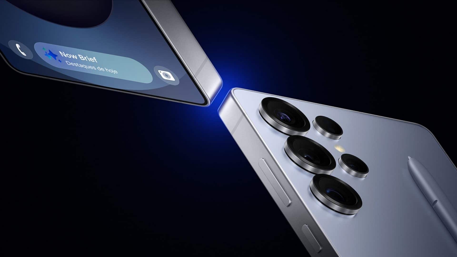 Montagem com modelos do Galaxy S25 Ultra colocado de frente e de trás, num alinhamento diagonal