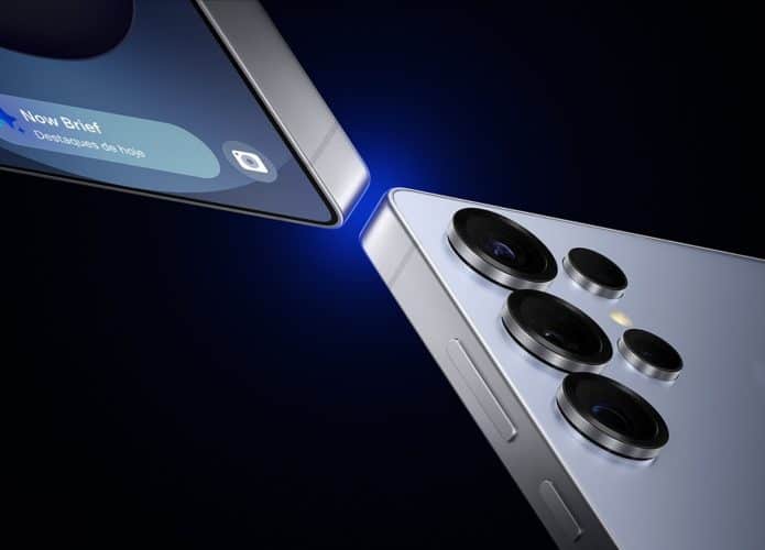 Montagem com modelos do Galaxy S25 Ultra colocado de frente e de trás, num alinhamento diagonal
