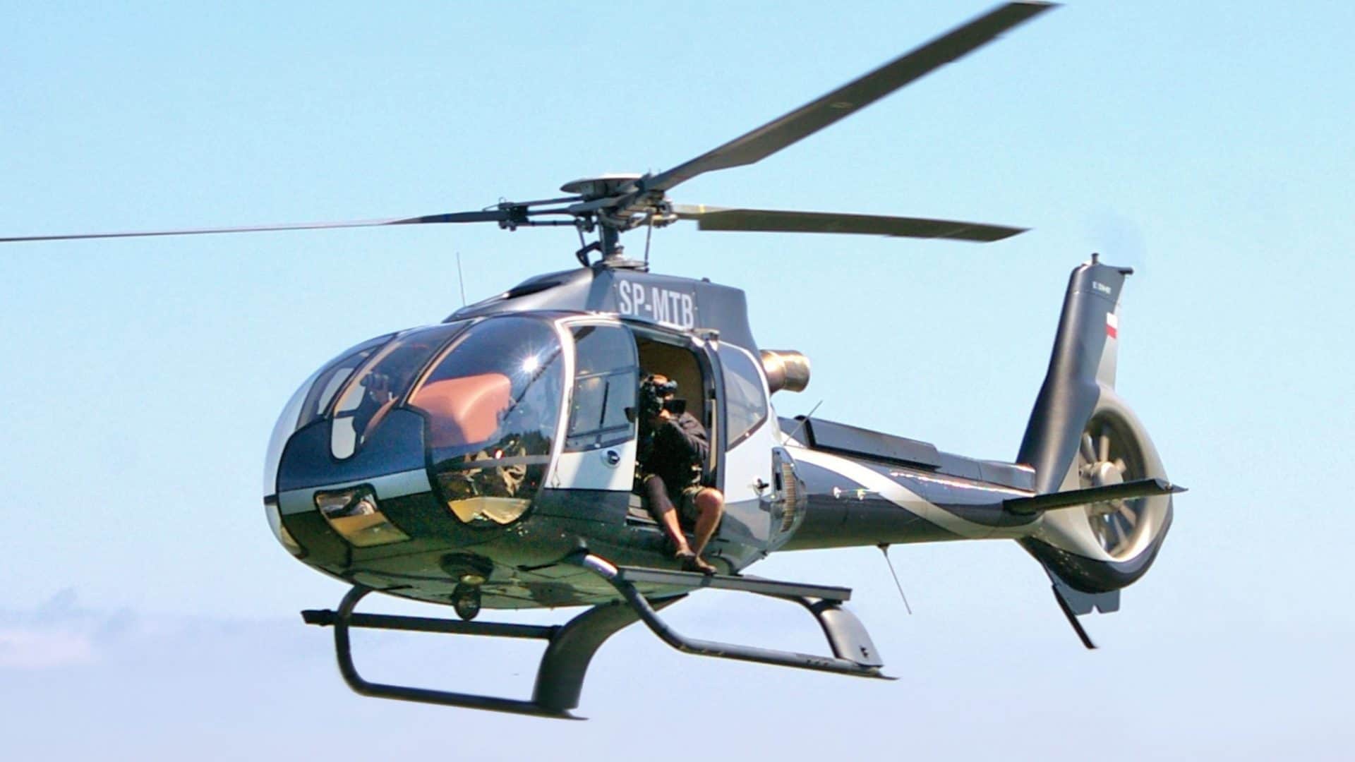 Helicóptero EC 130 B4, da fabricante Eurocopter France, voando