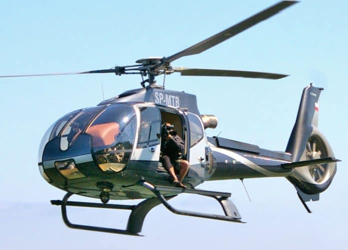 Helicóptero EC 130 B4, da fabricante Eurocopter France, voando