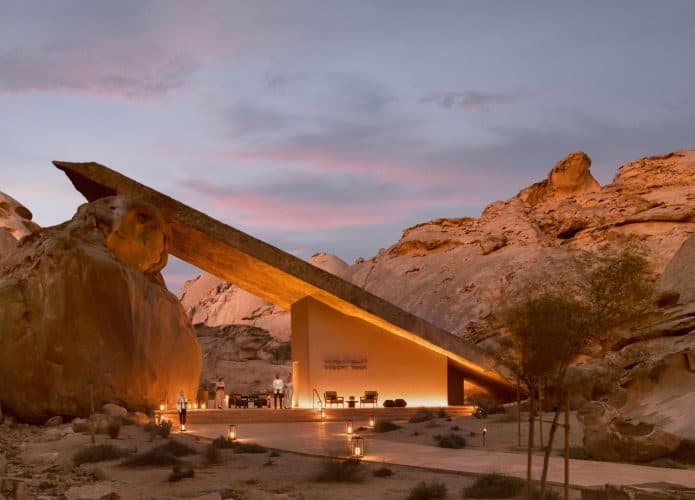 Entrada do Desert Rock, hotel luxuoso nas montanhas da Arábia Saudita