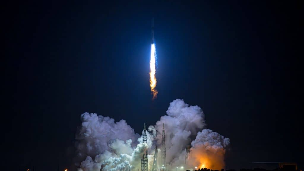 Chama azulada do foguete New Glenn, da Blue Origin, durante lançamento de madrugada