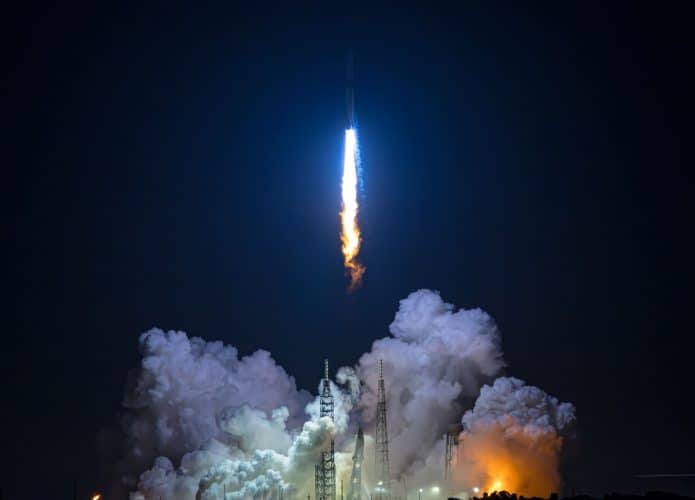 Chama azulada do foguete New Glenn, da Blue Origin, durante lançamento de madrugada