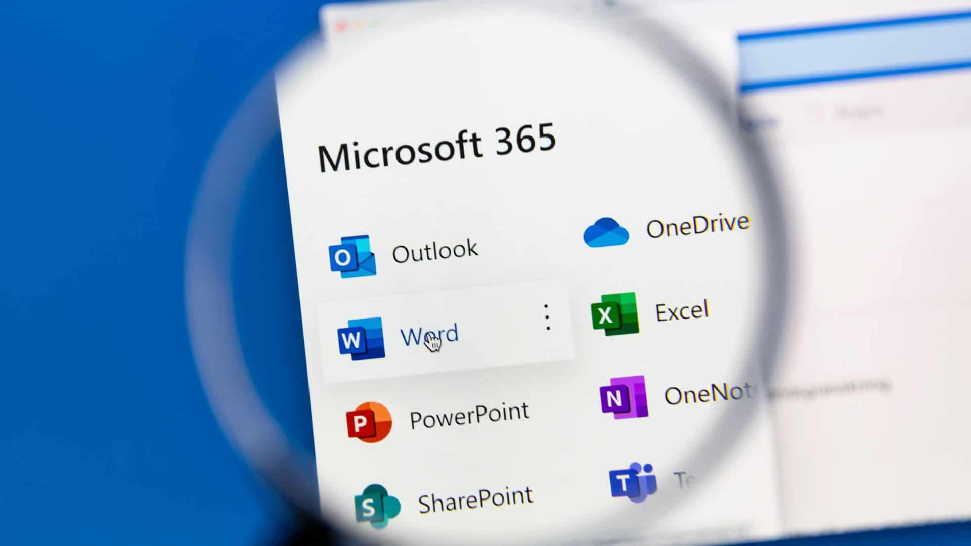 Pessoa segurando lupa sobre página com programas do Microsoft 365 (antigo Office) listados