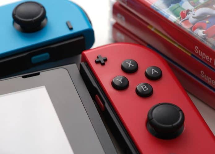 Close em Nintendo Switch ao lado de capinhas de jogos