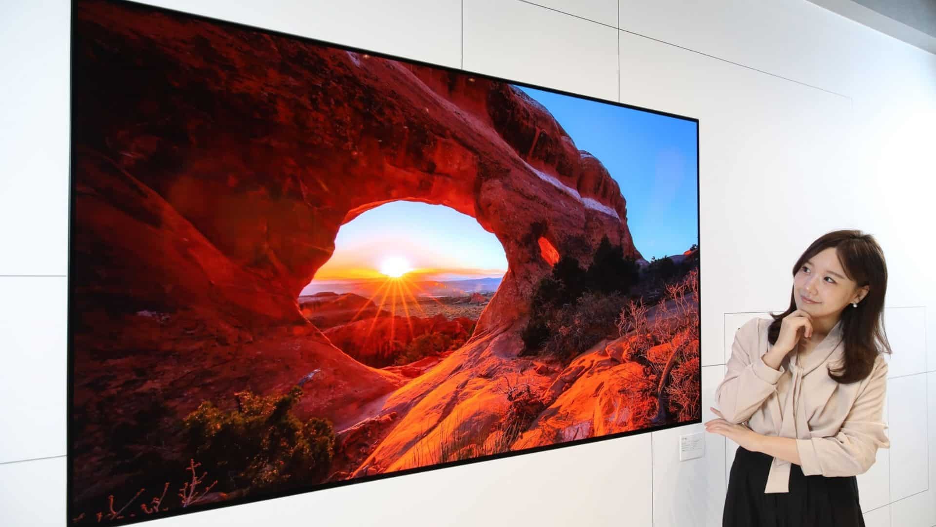 Moça olhando para nova tela OLED da LG