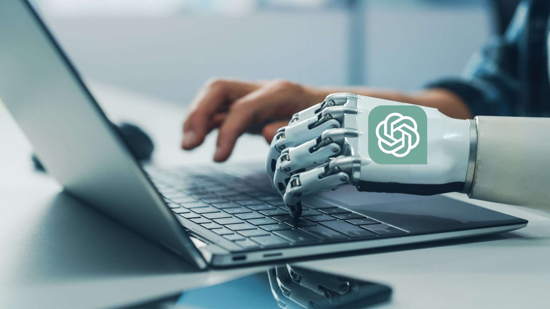 Imagem com mão de pessoa e mão de robô sobre teclado de notebook, como se humano e robô estivesse usando o computador juntos, com logomarca da OpenAI em cima da mão do robô para ilustrar conceito do Operator, novo agente de inteligência artificial da empresa