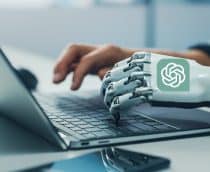 Imagem com mão de pessoa e mão de robô sobre teclado de notebook, como se humano e robô estivesse usando o computador juntos, com logomarca da OpenAI em cima da mão do robô para ilustrar conceito do Operator, novo agente de inteligência artificial da empresa