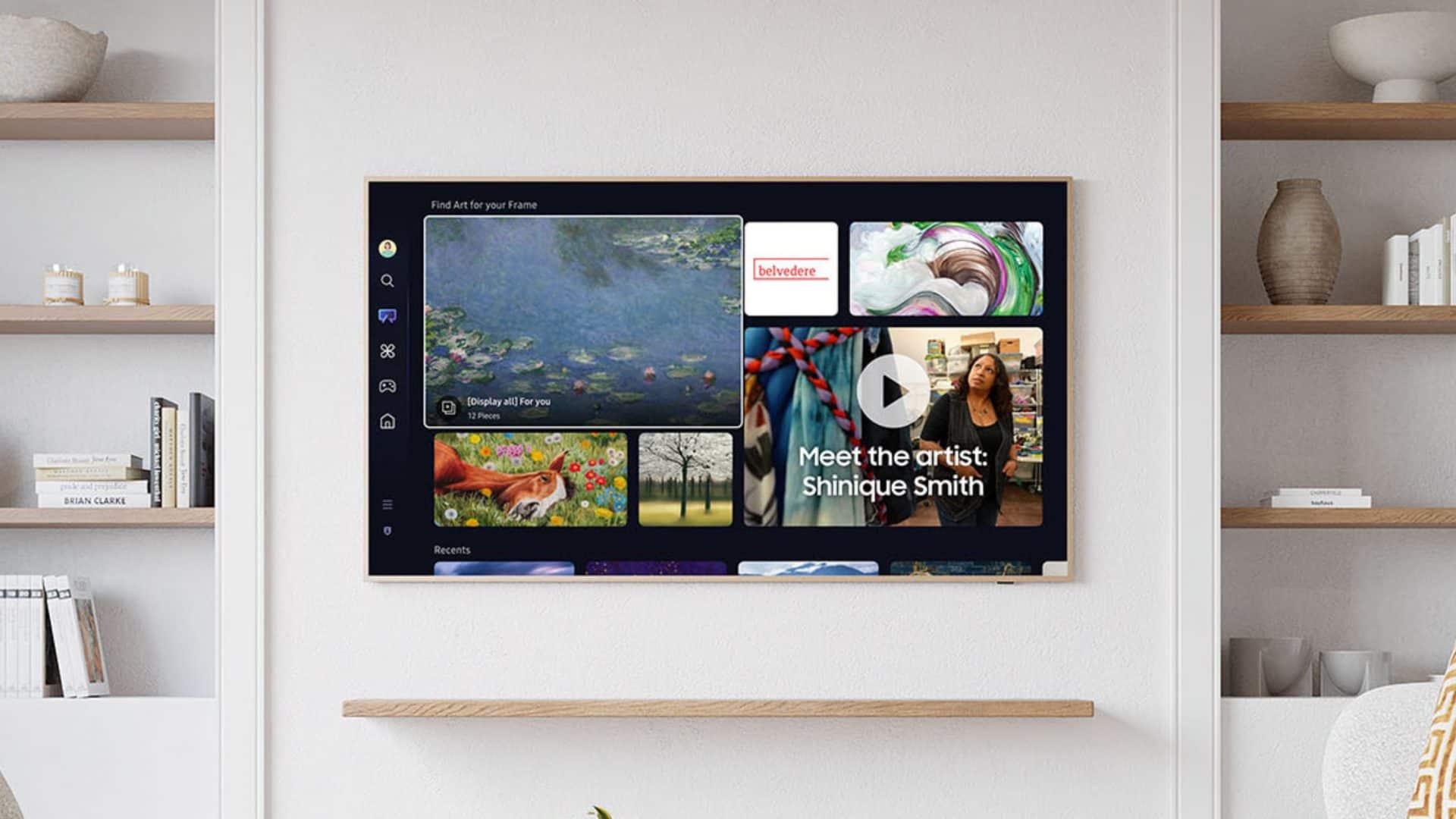 Smart TV The Frame, da Samsung, na parede de uma sala com obras de arte na tela