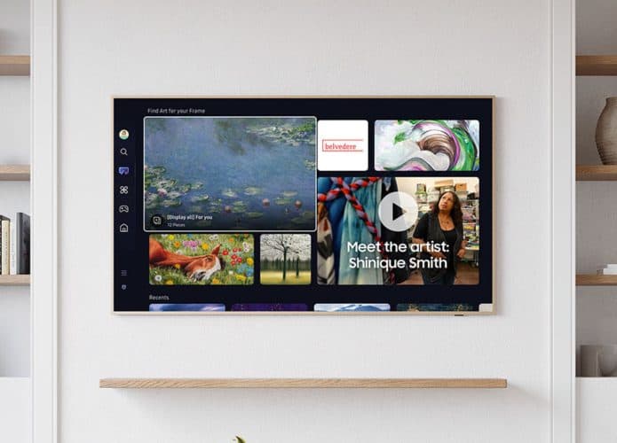 Smart TV The Frame, da Samsung, na parede de uma sala com obras de arte na tela