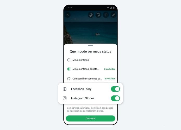 Montagem com captura de tela de configuração na Central de Contas da Meta para postar Stories no Instagram e Status no WhatsApp ao mesmo tempo