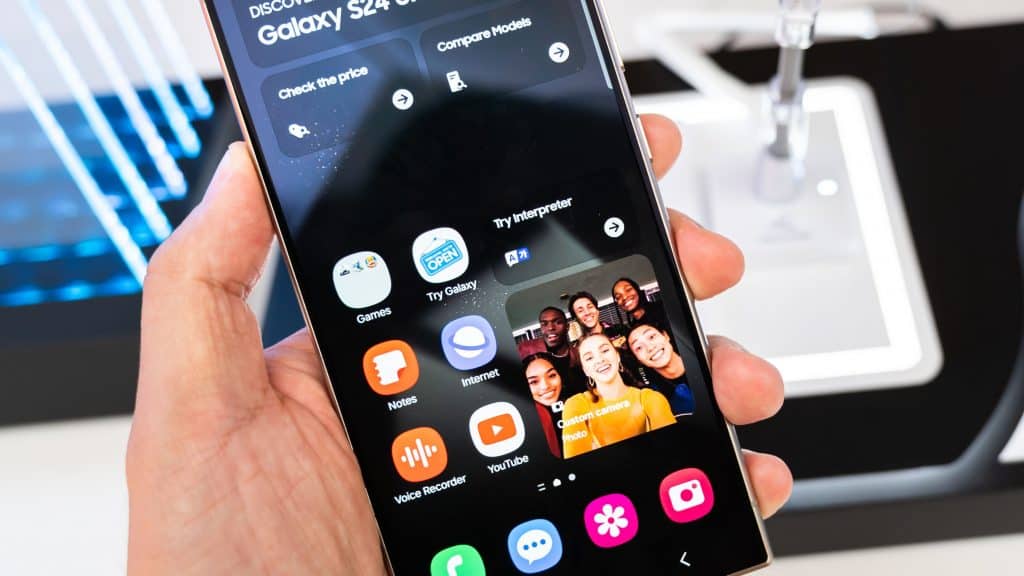 Pessoa segurando Galaxy S24 Ultra de frente