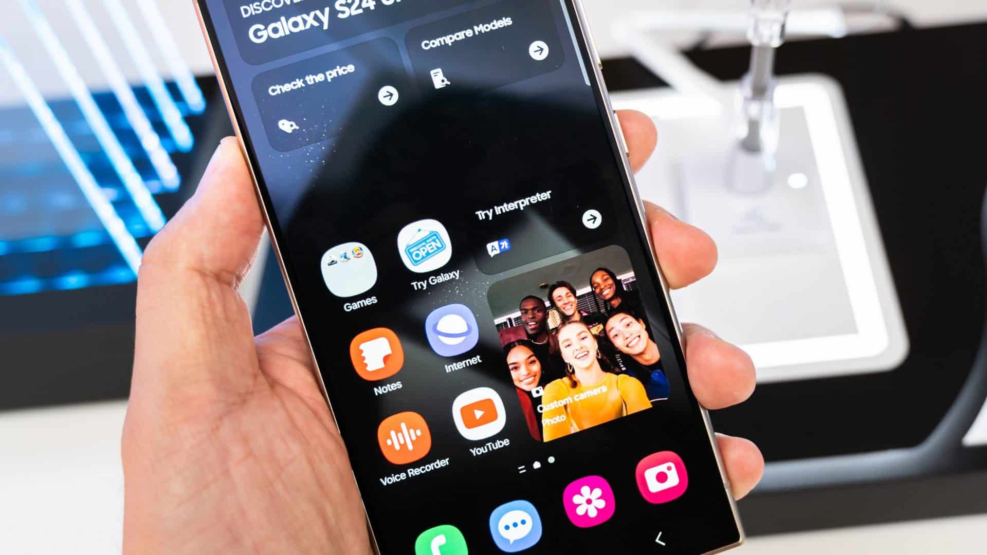 Pessoa segurando Galaxy S24 Ultra de frente