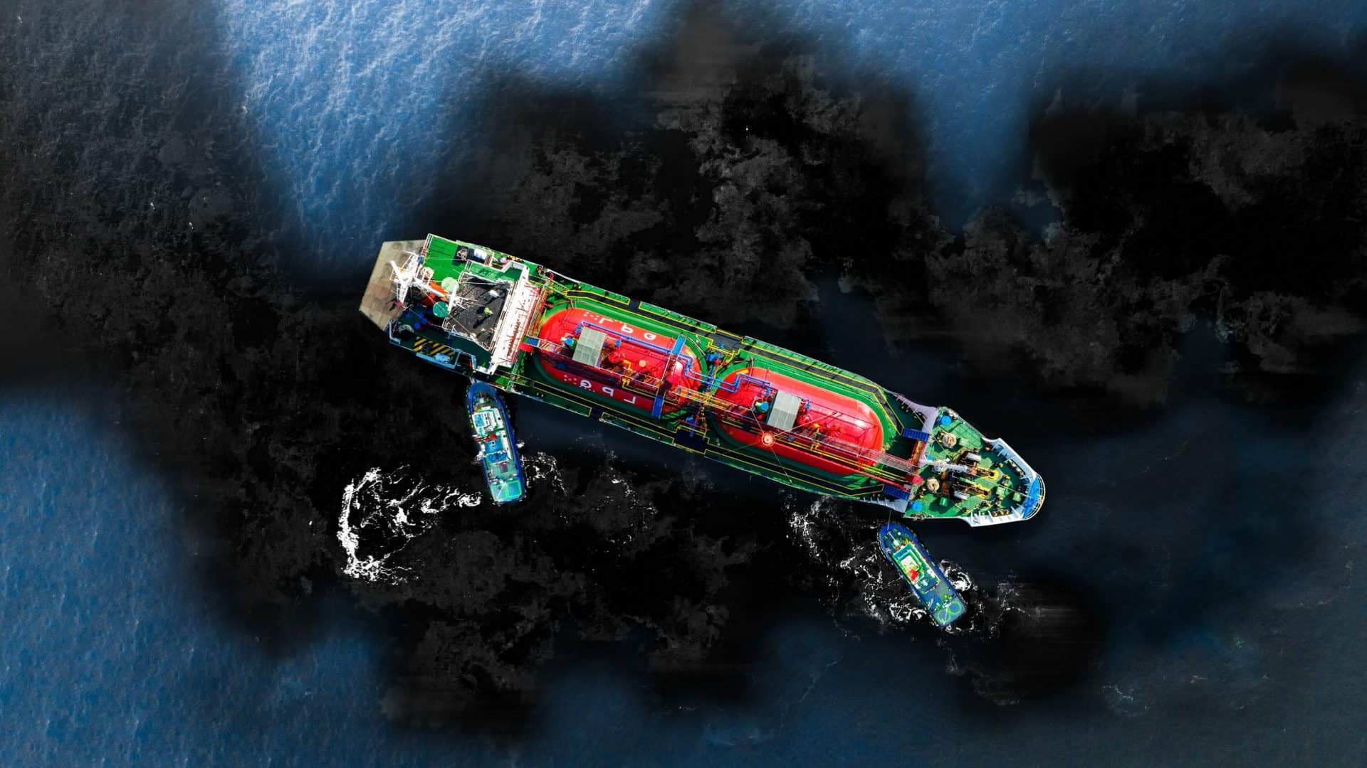 Imagem aérea de navio rodeado de óleo vazado em oceano