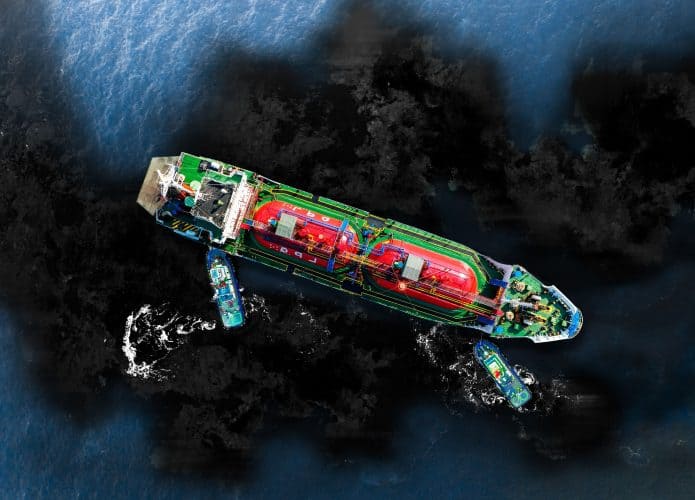 Imagem aérea de navio rodeado de óleo vazado em oceano