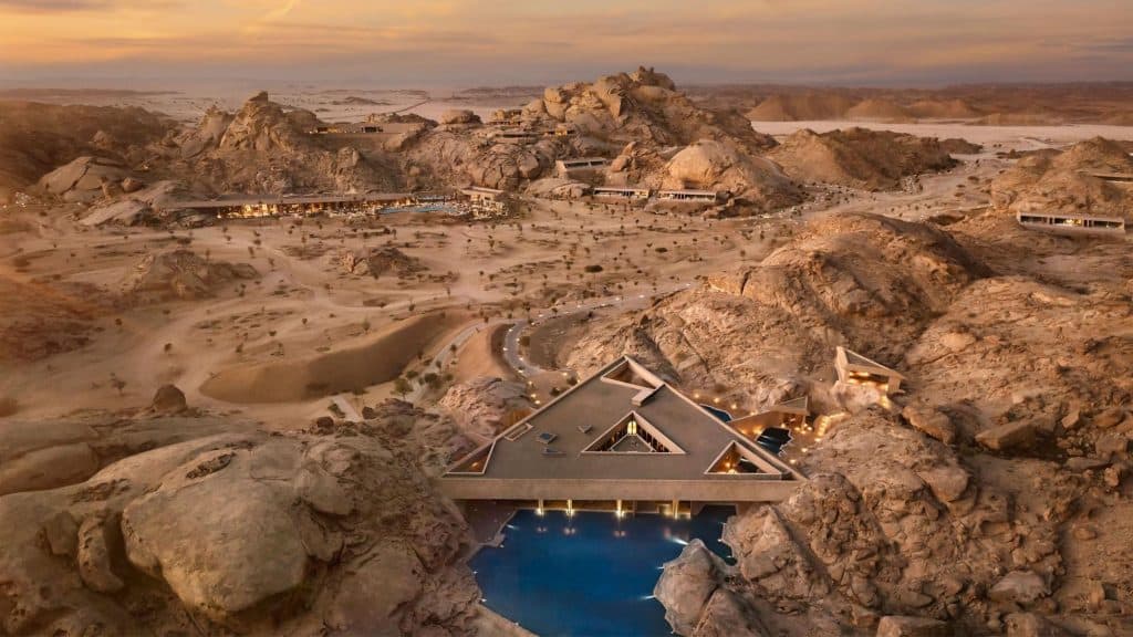 Visão aérea do Desert Rock, nas montanhas da Arábia Saudita, mostrando área com arquitetura triangular e suspensa