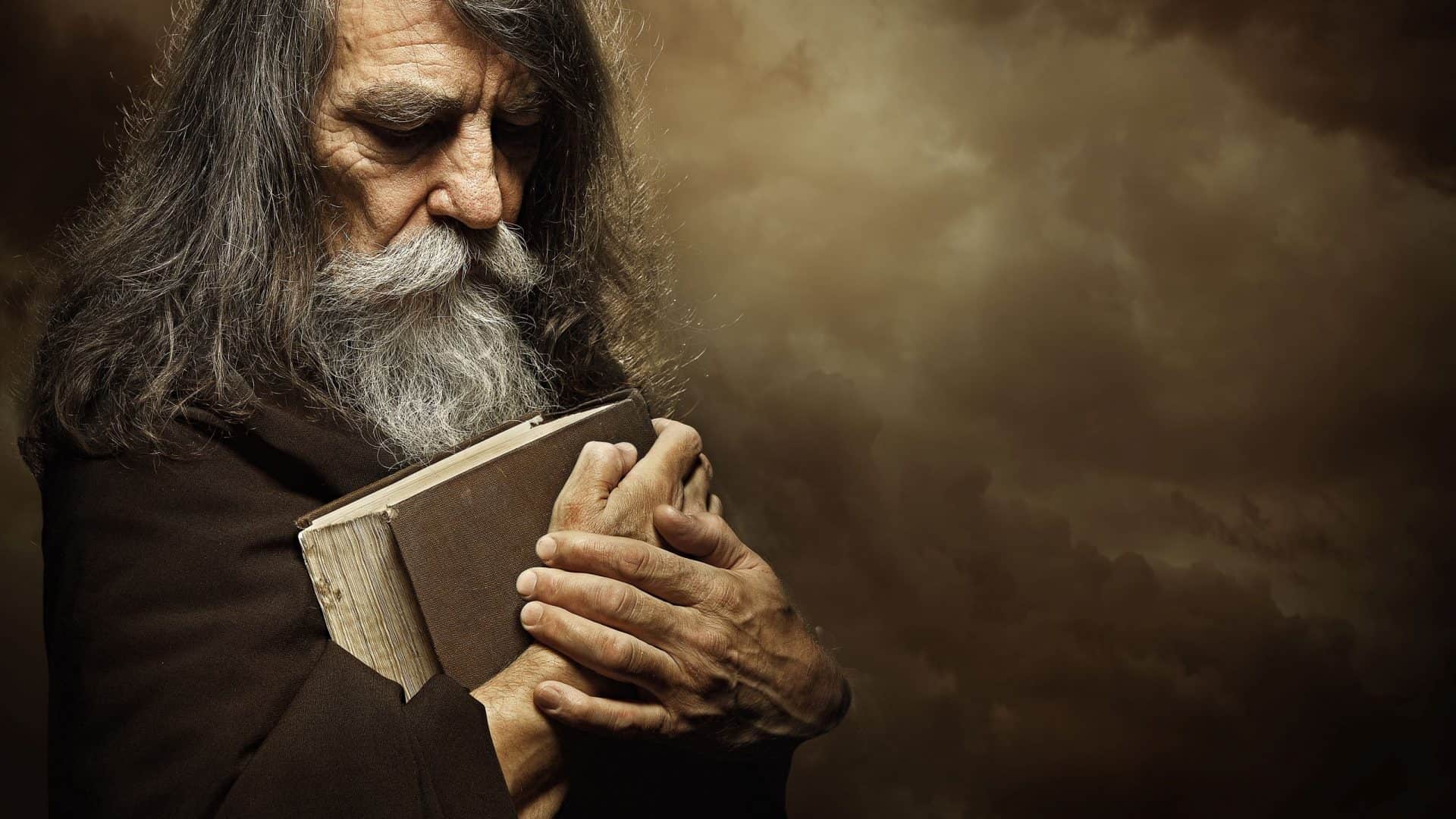 Idoso com livro paradoxo do avô