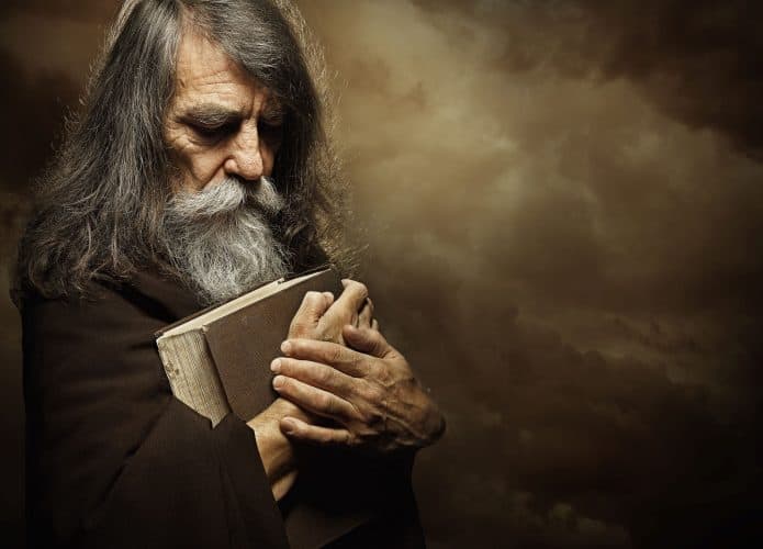 Idoso com livro paradoxo do avô