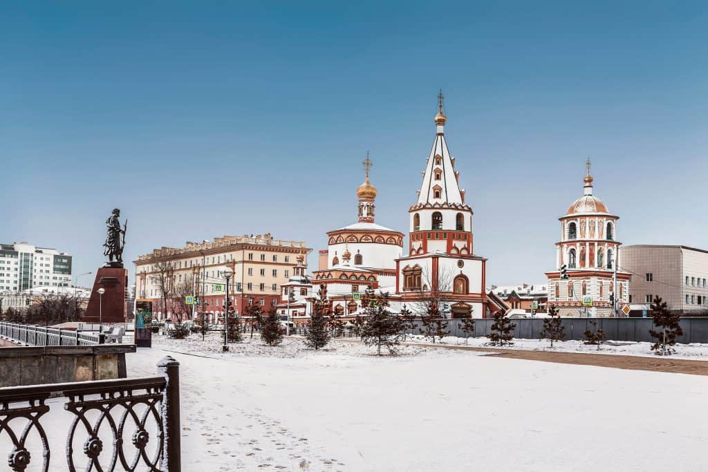 Vista de prédios clássicos sob a neve em Irkutsk