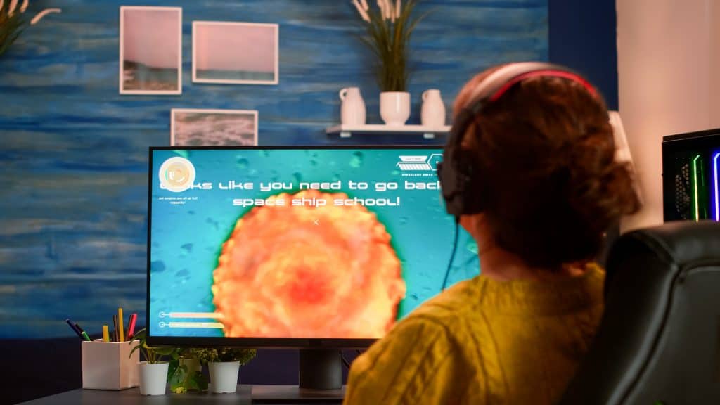 Menina jogando em um monitor 144hz