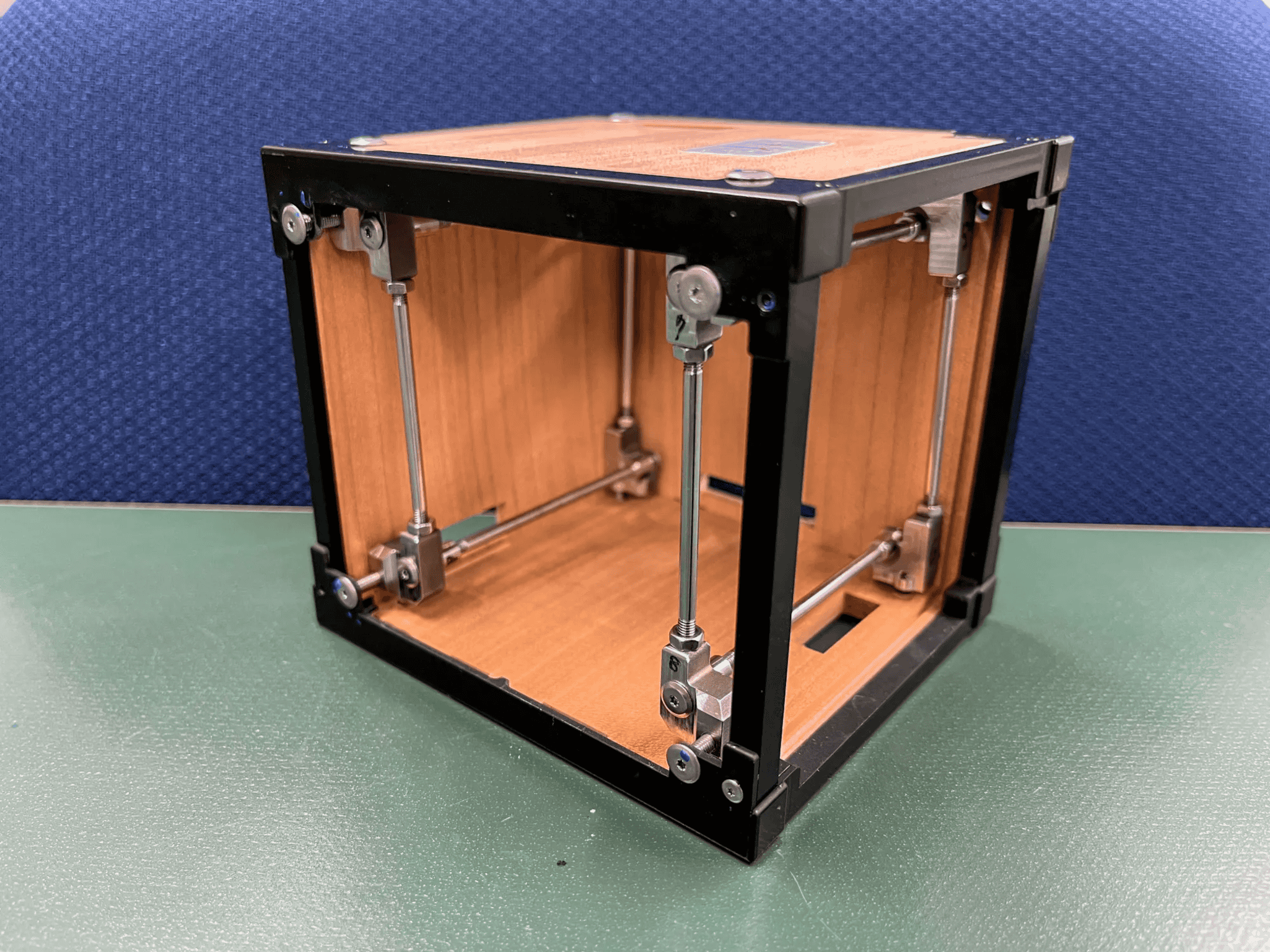 Primeiro satélite de madeira do mundo é liberado na órbita da Terra