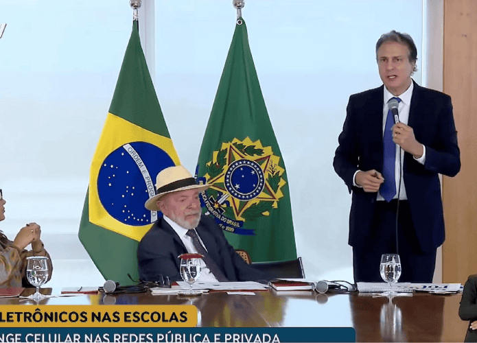 Presidente Lula ao lado de Janja e Camilo Santana, durante evento para sancionar lei de proibição de celulares nas escolas