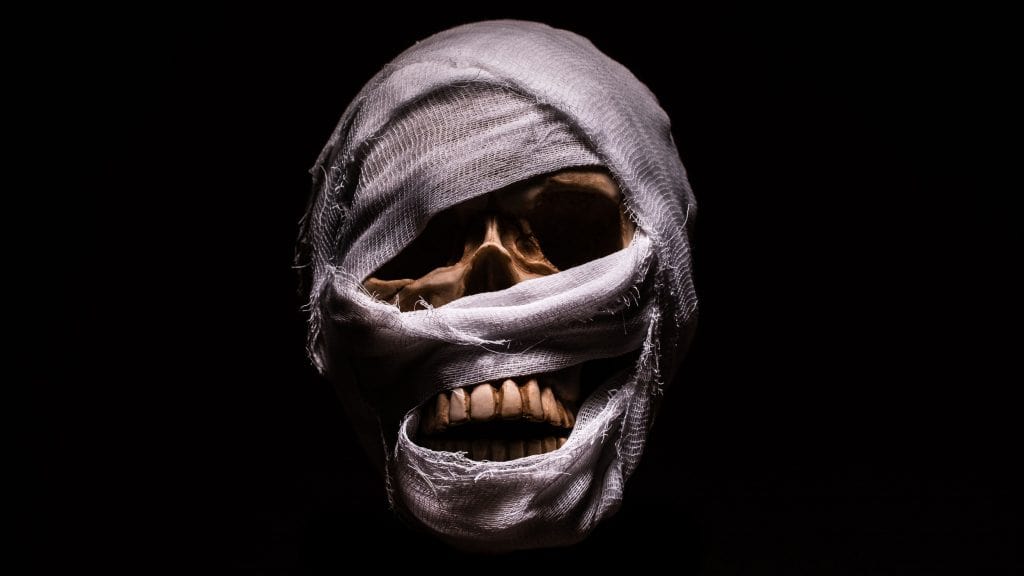 Foto estilo retrato de crânio enrolado em algumas bandagens de pano branco
