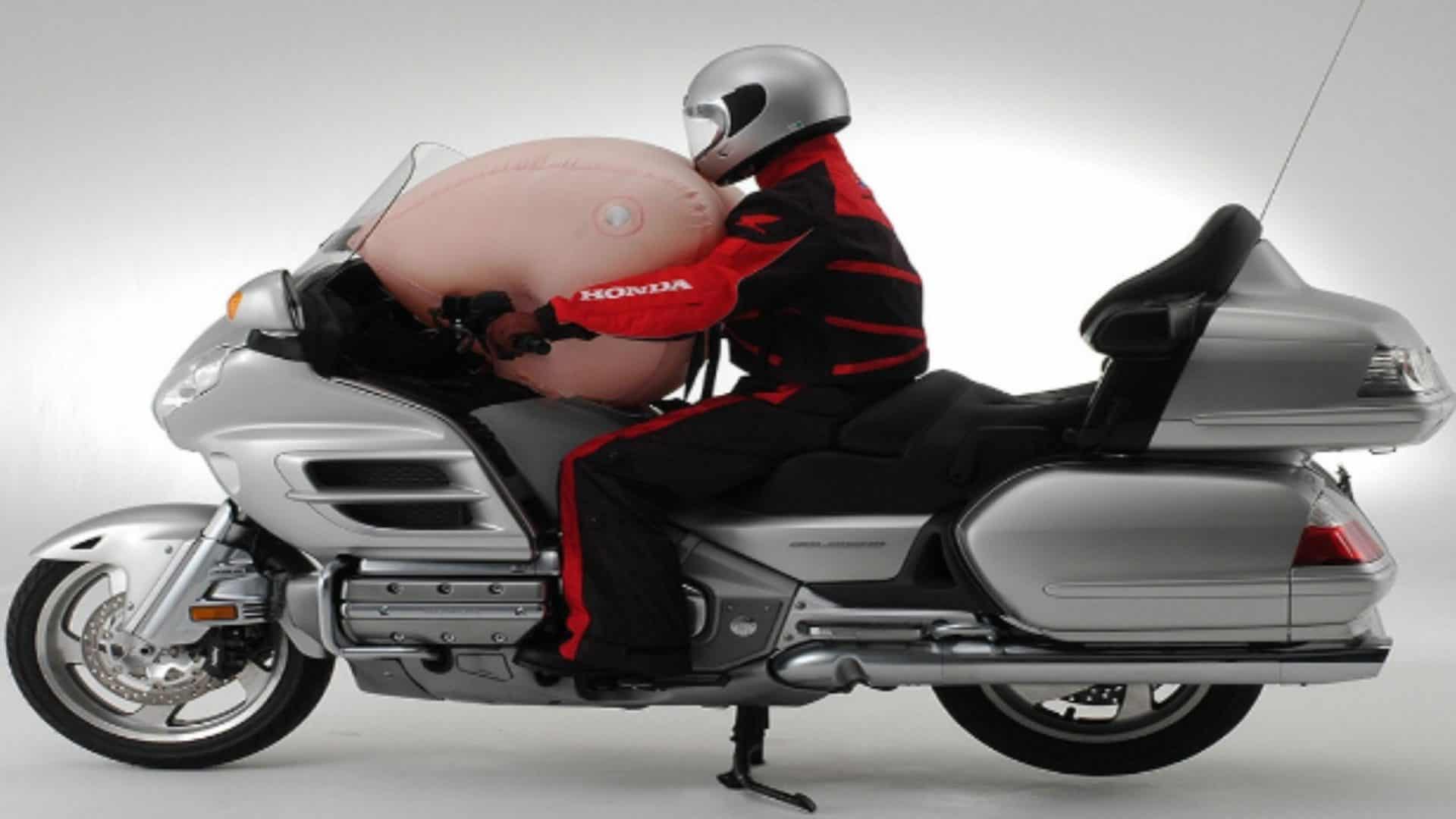 Modelo de moto da Honda com airbag frontal para proteger o motorista de colisão frontal