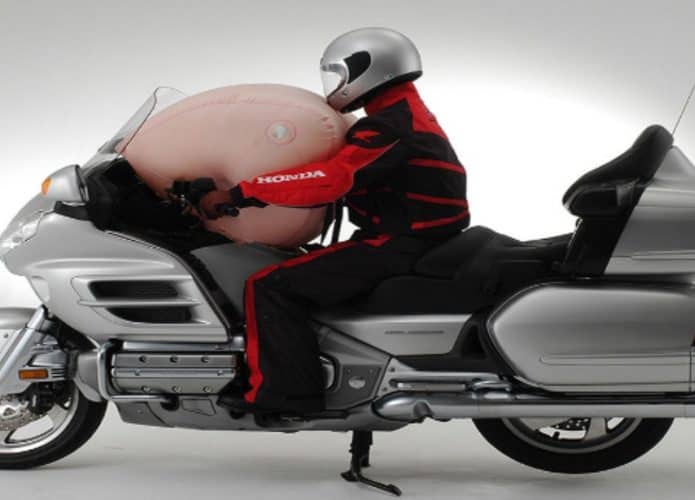 Modelo de moto da Honda com airbag frontal para proteger o motorista de colisão frontal