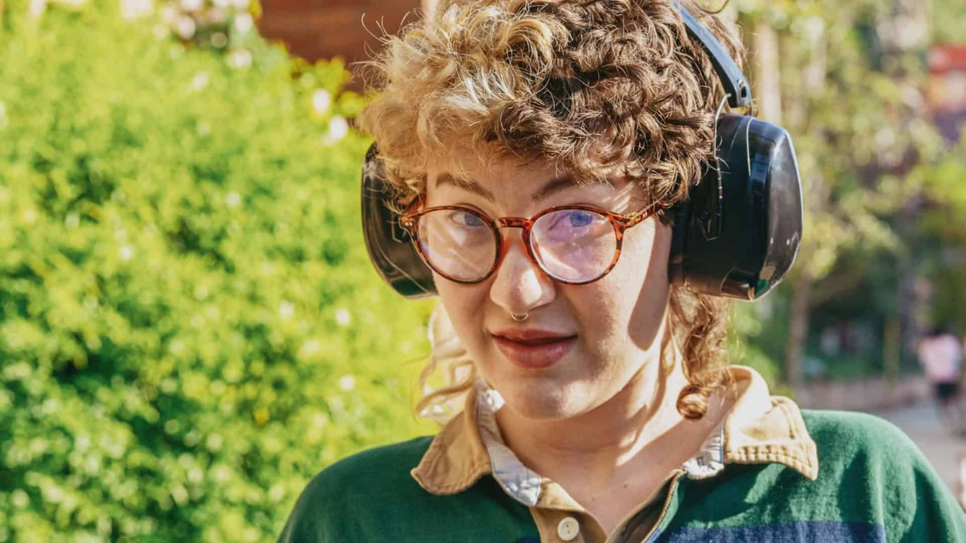 Pessoa autista com abafador de ruído