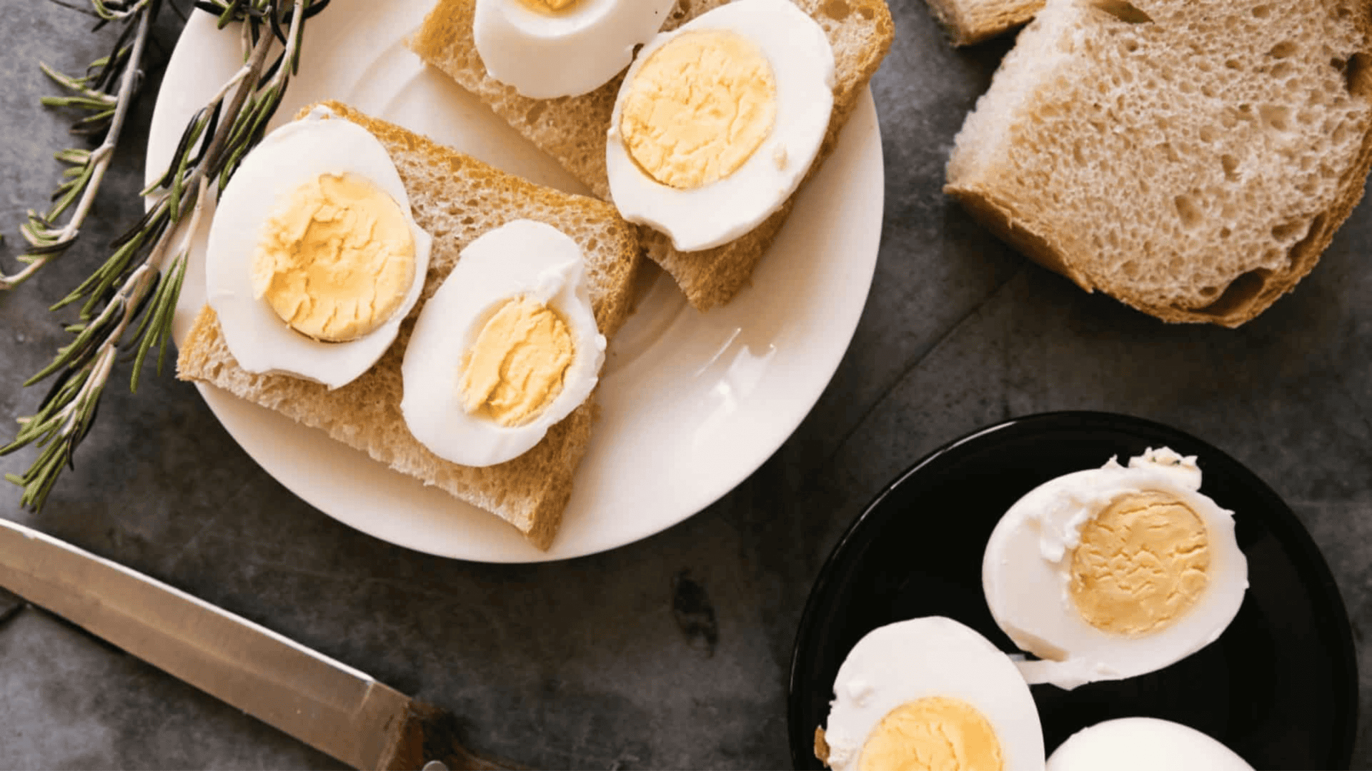 imagem mostra vários ovos cozidos numa refeição com fatias de pão