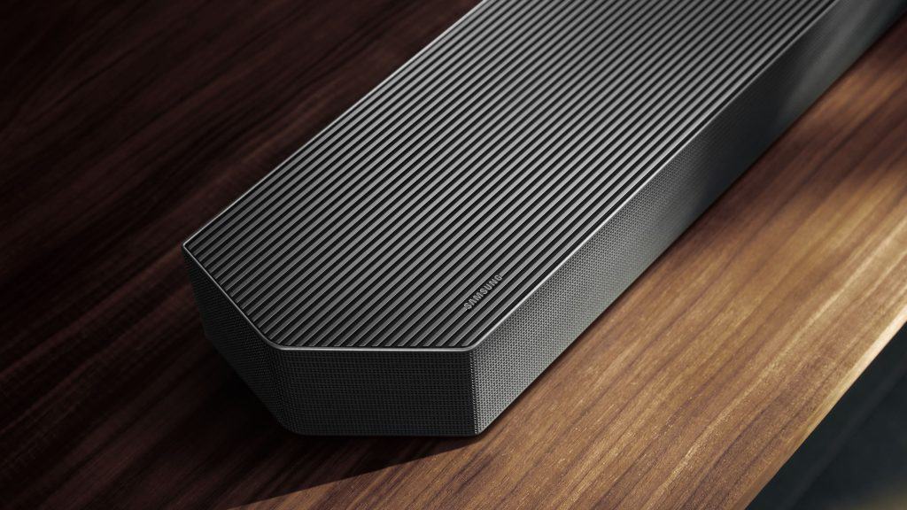 Detalhe da ponta e textura do modelo de soundbar da Samsung HW-Q990F
