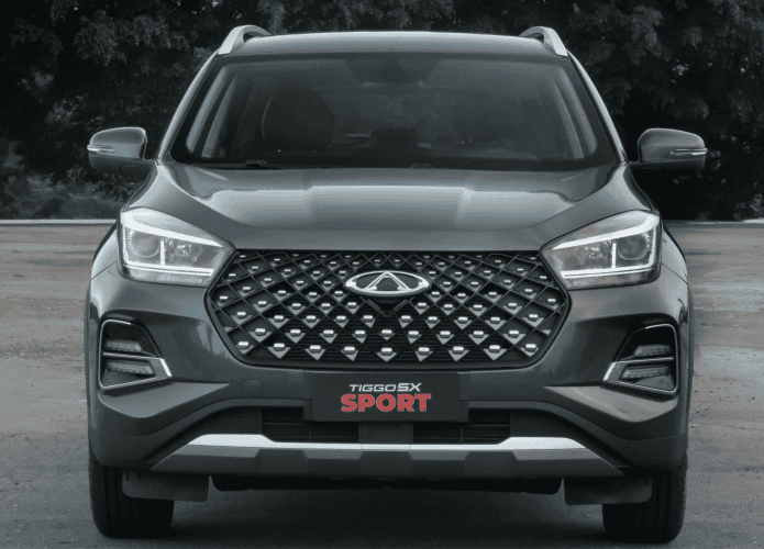 imagem mostra um veículo suv estacionado de frente pra câmera