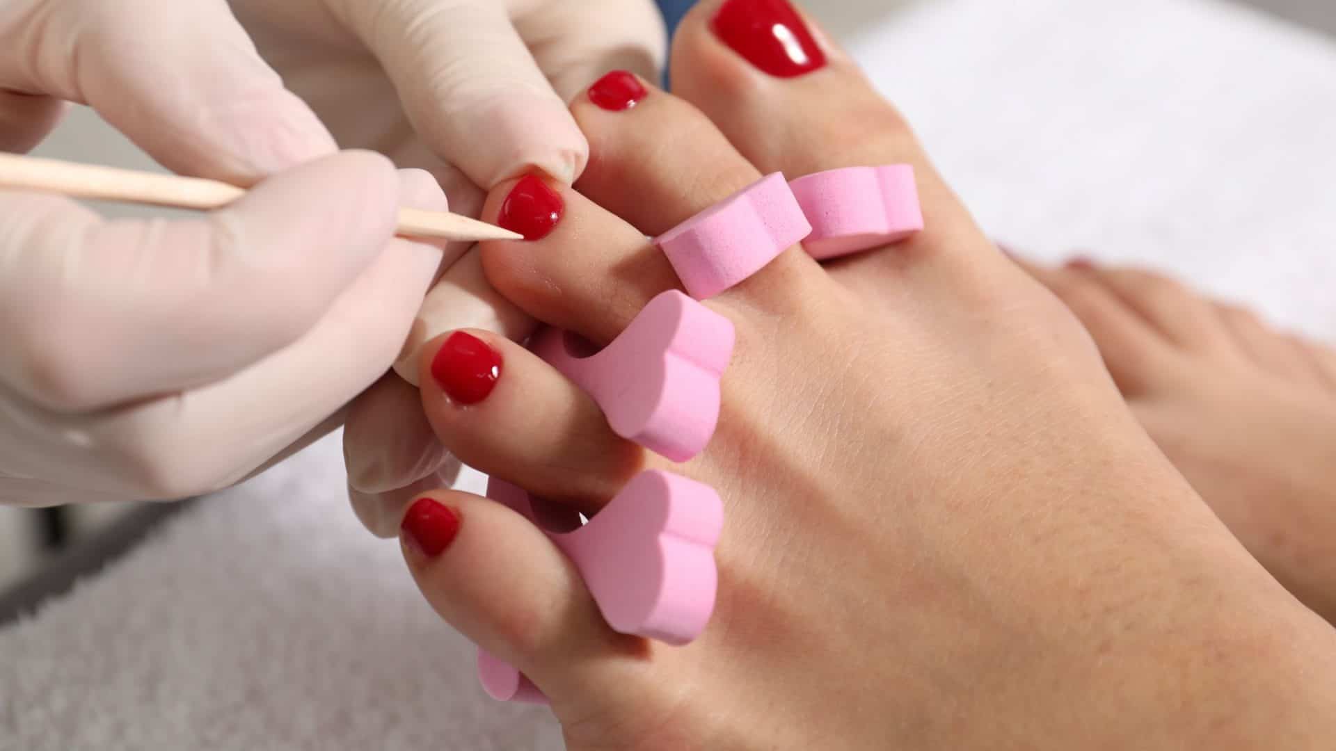 Unhas dos pés sendo pintadas