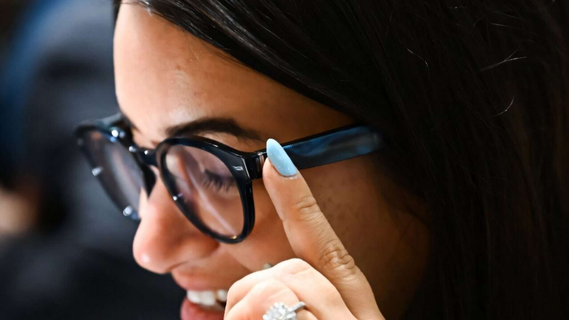 Mulher utilizando óculos inteligente da Amazon