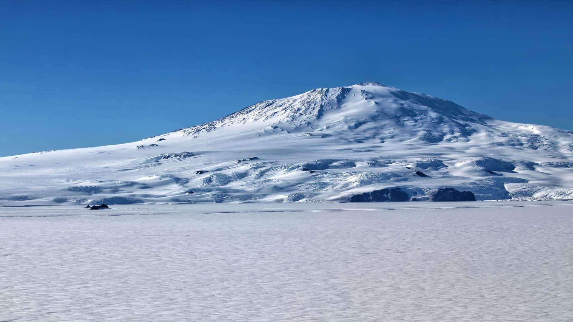 O Monte Erebus, com uma altitude de 3.794 metros (12.448 pés), está localizado na Ilha Ross, é um vulcão ativo na Antártida.